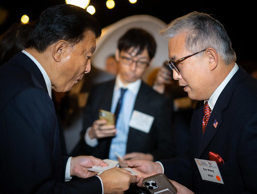 副总裁Eric Wang代表黄大仙综合资料大全接待了日本経済再生担当大臣